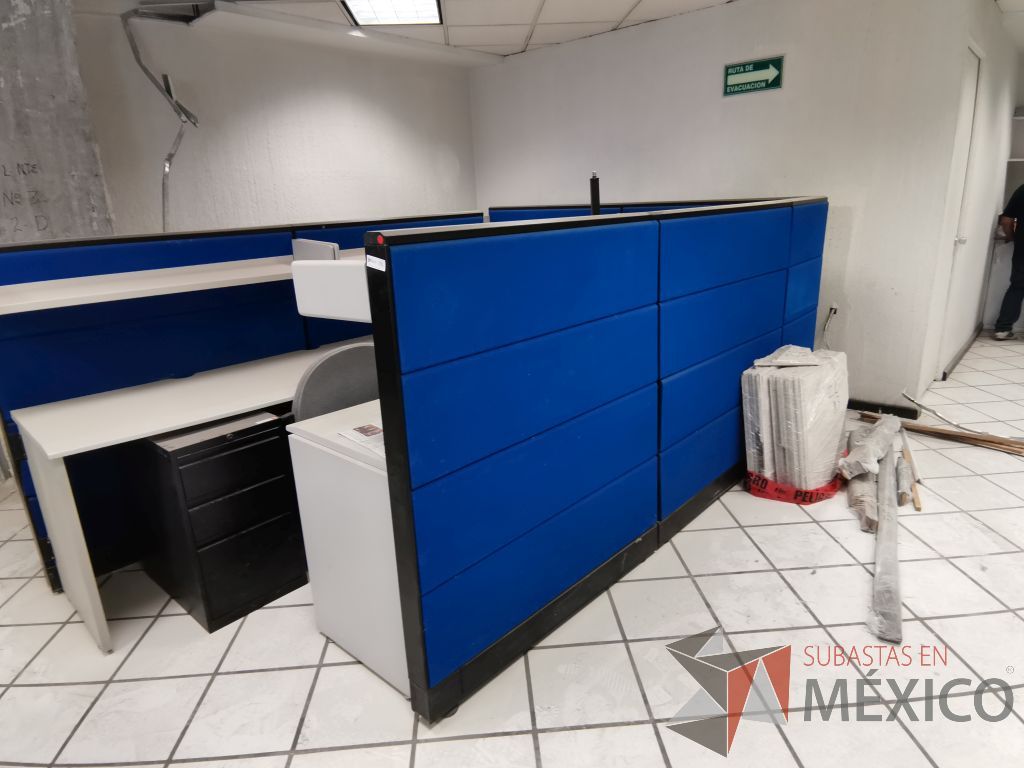 Lote 072 - Estación de trabajo para 4 personas con 4 repisas para documentos y 4 archiveros verticales de 3 cajones