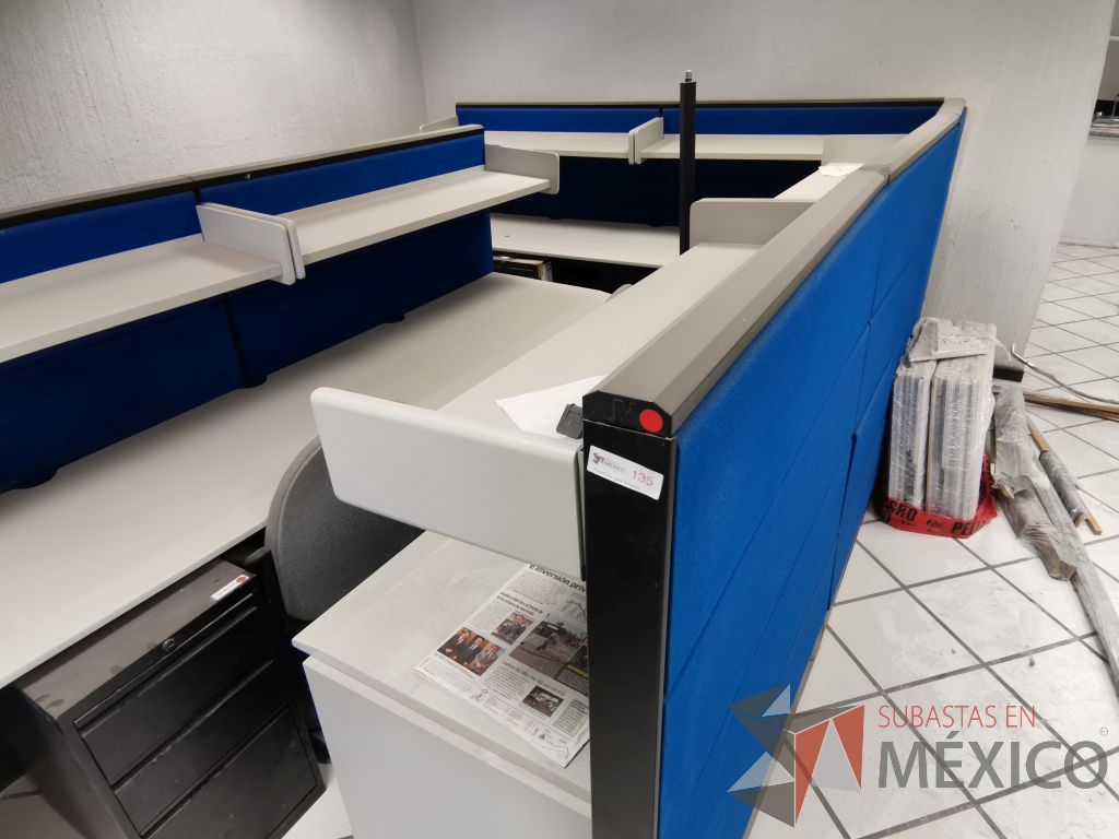 Lote 072 - Estación de trabajo para 4 personas con 4 repisas para documentos y 4 archiveros verticales de 3 cajones - Imagen 4