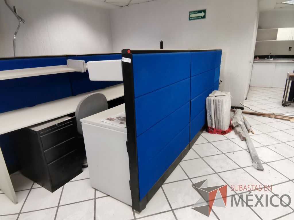 Lote 072 - Estación de trabajo para 4 personas con 4 repisas para documentos y 4 archiveros verticales de 3 cajones - Imagen 8