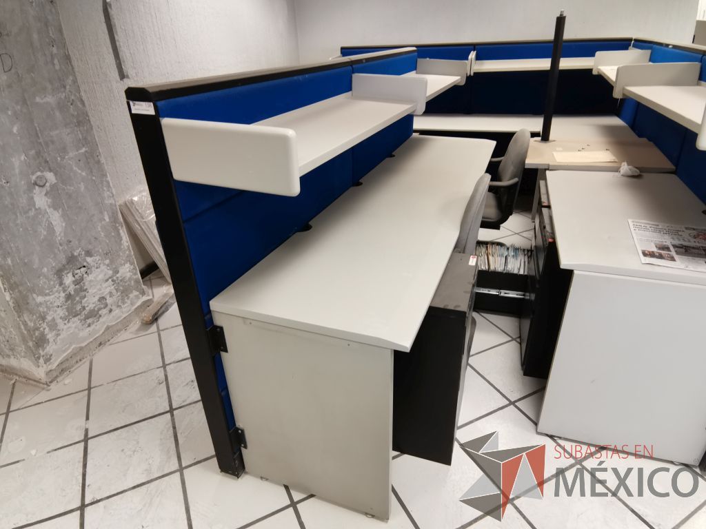 Lote 073 - Estación de trabajo para 2 personas con 2 repisas para documentos y 2 archiveros verticales de 3 cajones - Imagen 3