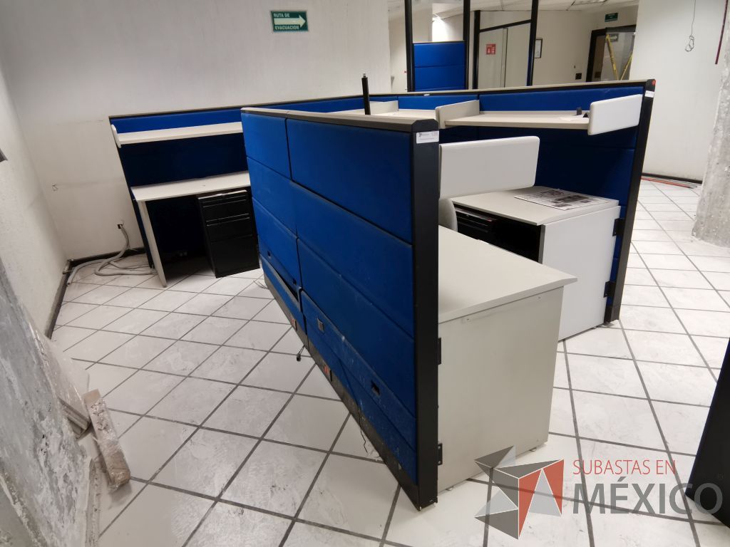 Lote 073 - Estación de trabajo para 2 personas con 2 repisas para documentos y 2 archiveros verticales de 3 cajones - Imagen 4