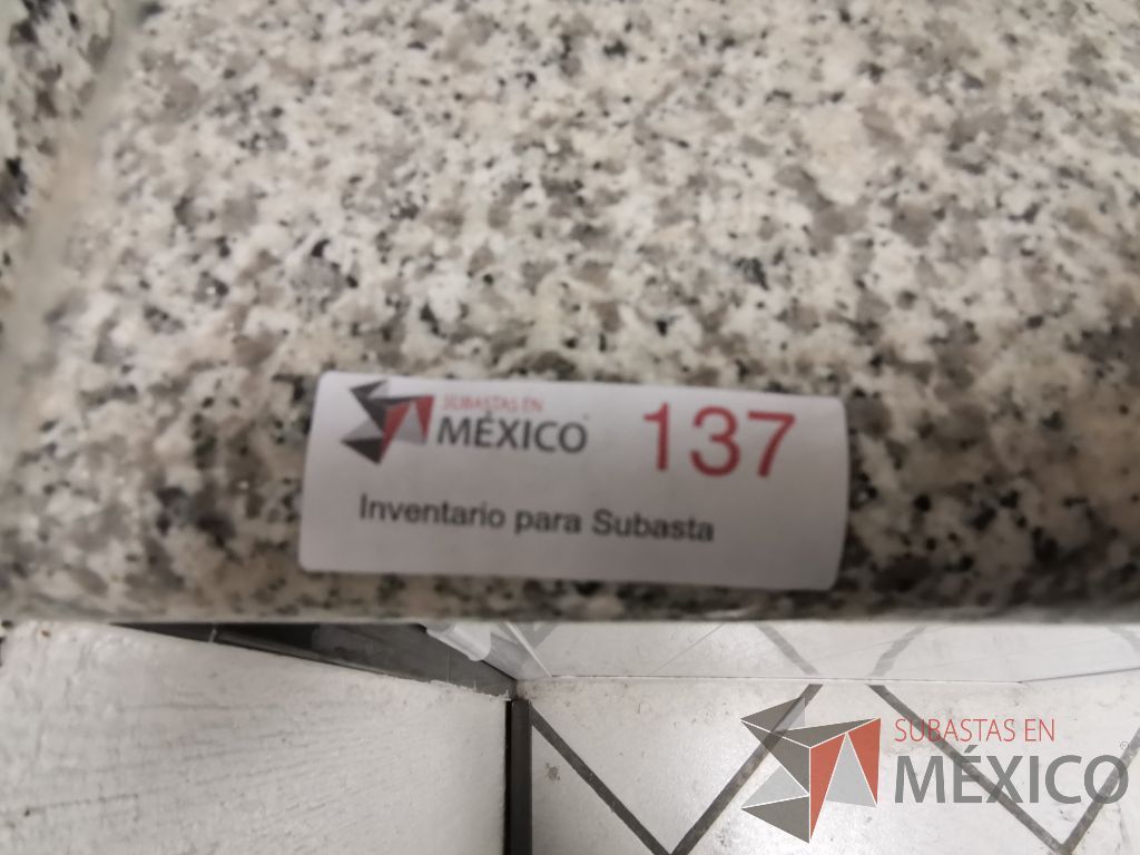 Lote 074 - Mueble con tarja, 2 puertas corredizas, 1 gaveta superior empotrada, un entrepaño y dos lámparas azules - Imagen 2