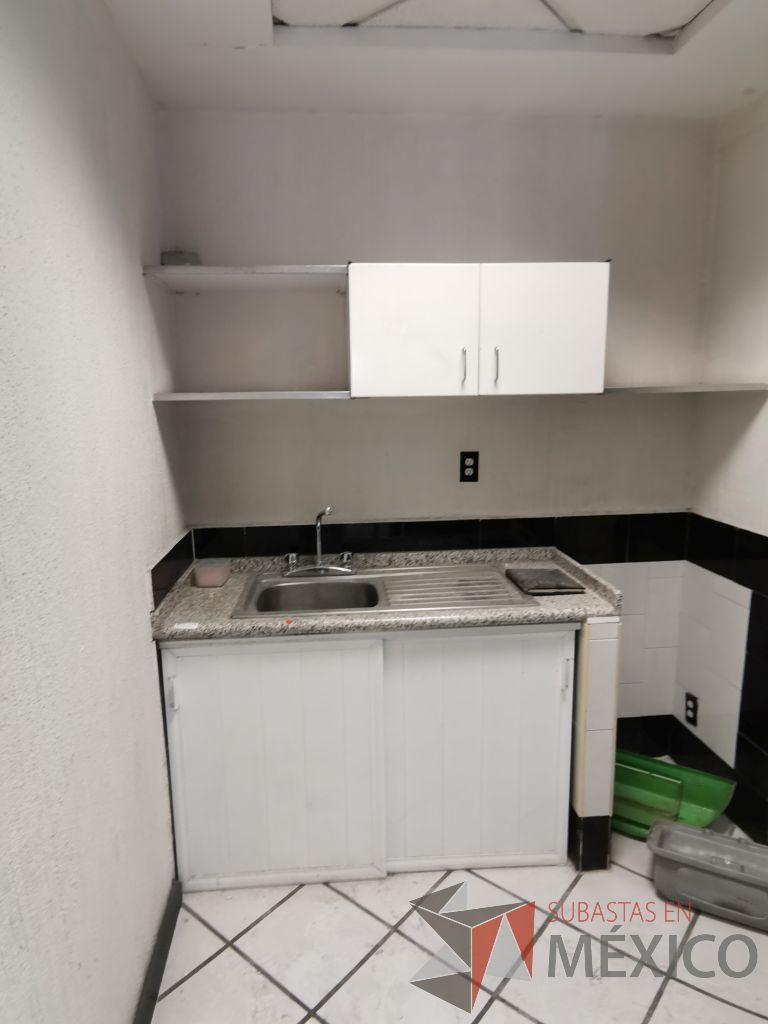 Lote 074 - Mueble con tarja, 2 puertas corredizas, 1 gaveta superior empotrada, un entrepaño y dos lámparas azules - Imagen 3