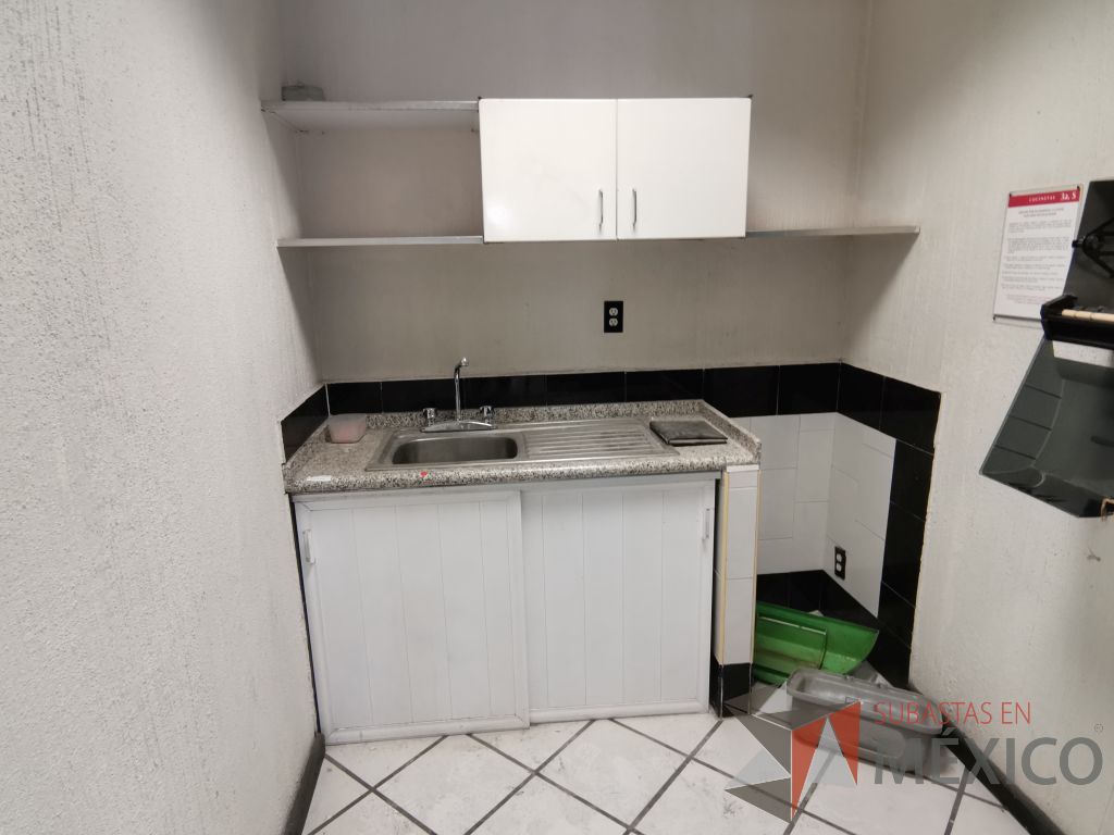 Lote 074 - Mueble con tarja, 2 puertas corredizas, 1 gaveta superior empotrada, un entrepaño y dos lámparas azules