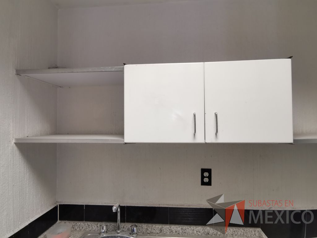 Lote 074 - Mueble con tarja, 2 puertas corredizas, 1 gaveta superior empotrada, un entrepaño y dos lámparas azules - Imagen 4