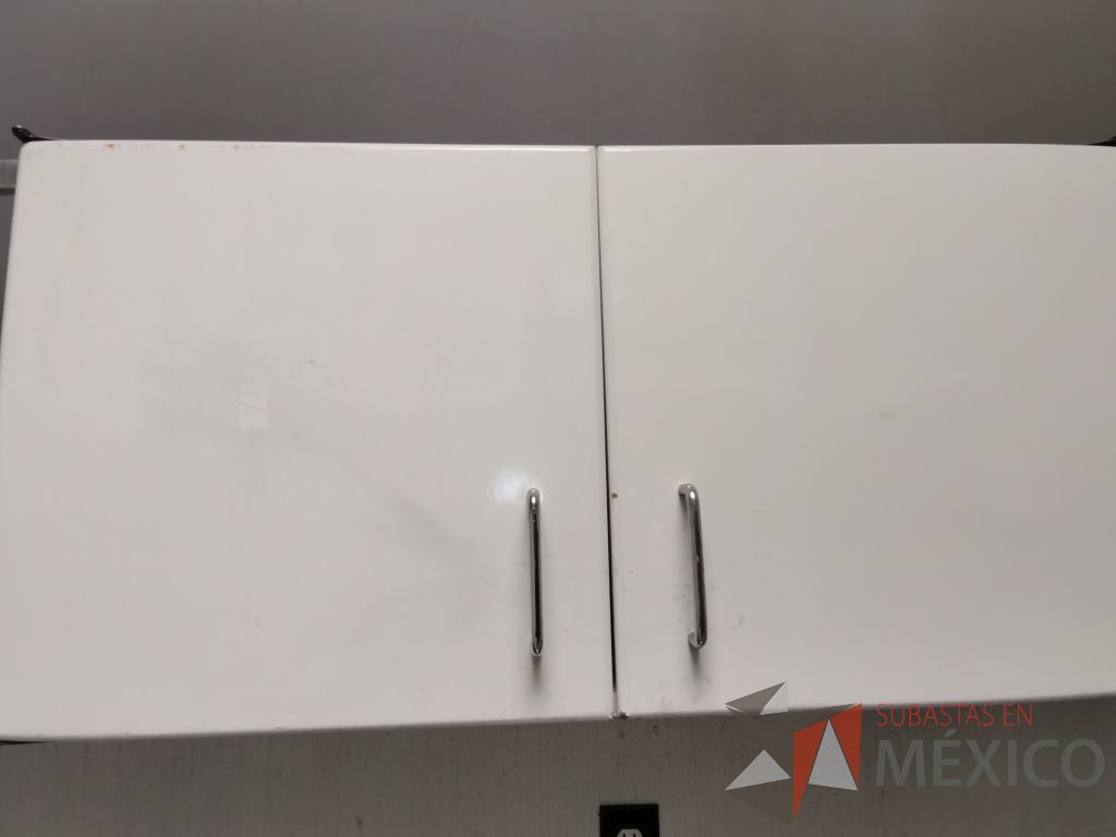 Lote 074 - Mueble con tarja, 2 puertas corredizas, 1 gaveta superior empotrada, un entrepaño y dos lámparas azules - Imagen 5