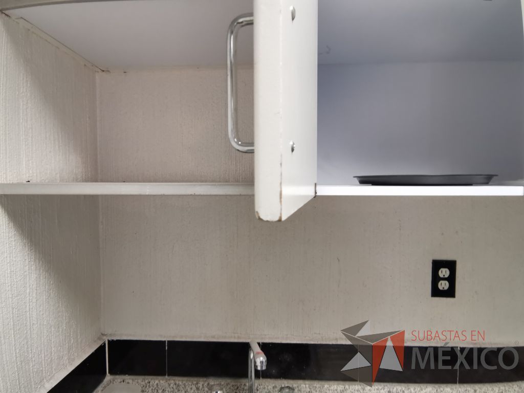 Lote 074 - Mueble con tarja, 2 puertas corredizas, 1 gaveta superior empotrada, un entrepaño y dos lámparas azules - Imagen 7
