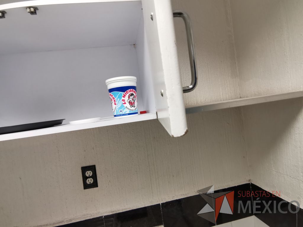 Lote 074 - Mueble con tarja, 2 puertas corredizas, 1 gaveta superior empotrada, un entrepaño y dos lámparas azules - Imagen 8