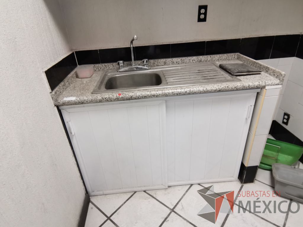 Lote 074 - Mueble con tarja, 2 puertas corredizas, 1 gaveta superior empotrada, un entrepaño y dos lámparas azules - Imagen 9