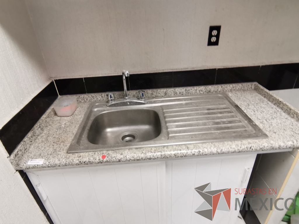 Lote 074 - Mueble con tarja, 2 puertas corredizas, 1 gaveta superior empotrada, un entrepaño y dos lámparas azules - Imagen 11