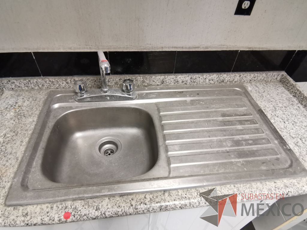 Lote 074 - Mueble con tarja, 2 puertas corredizas, 1 gaveta superior empotrada, un entrepaño y dos lámparas azules - Imagen 12