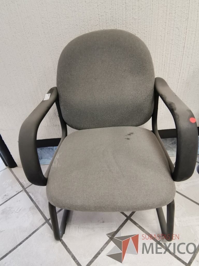 Lote 018 - 12 Sillas tipo trineo con descansabrazos fijos asiento y respaldo en tela gris - Imagen 2