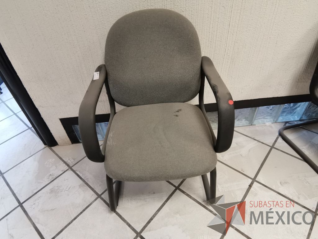 Lote 018 - 12 Sillas tipo trineo con descansabrazos fijos asiento y respaldo en tela gris