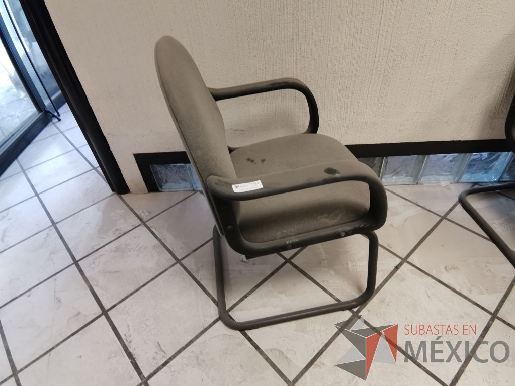 Lote 018 - 12 Sillas tipo trineo con descansabrazos fijos asiento y respaldo en tela gris - Imagen 3