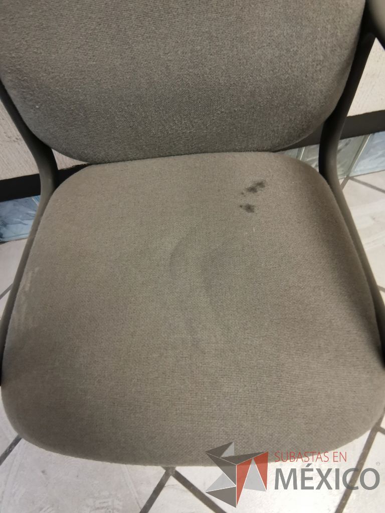 Lote 018 - 12 Sillas tipo trineo con descansabrazos fijos asiento y respaldo en tela gris - Imagen 5