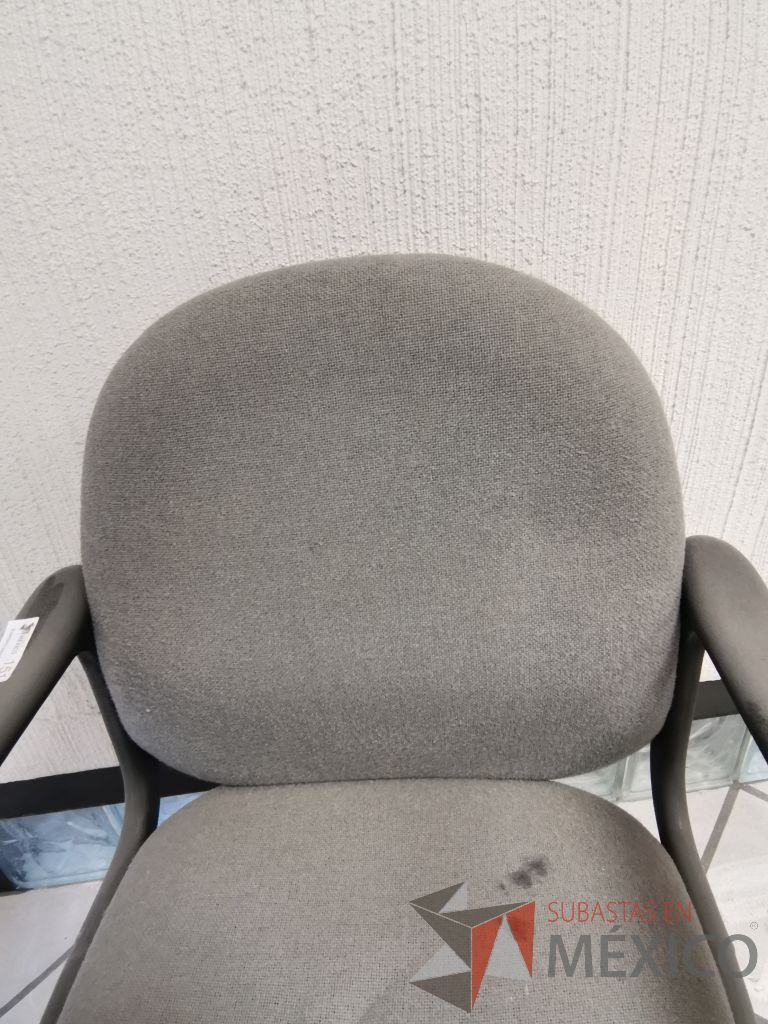 Lote 018 - 12 Sillas tipo trineo con descansabrazos fijos asiento y respaldo en tela gris - Imagen 6