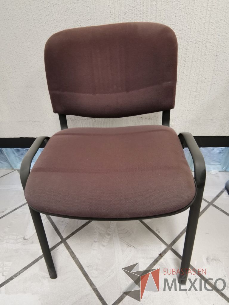 Lote 087 - Silla de visita, asiento y respaldo en tela color vino