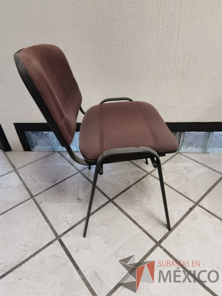 Lote 087 - Silla de visita, asiento y respaldo en tela color vino - Imagen 3