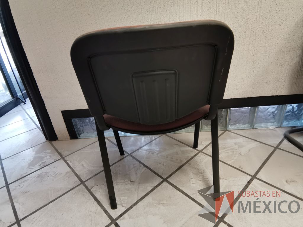 Lote 087 - Silla de visita, asiento y respaldo en tela color vino - Imagen 4