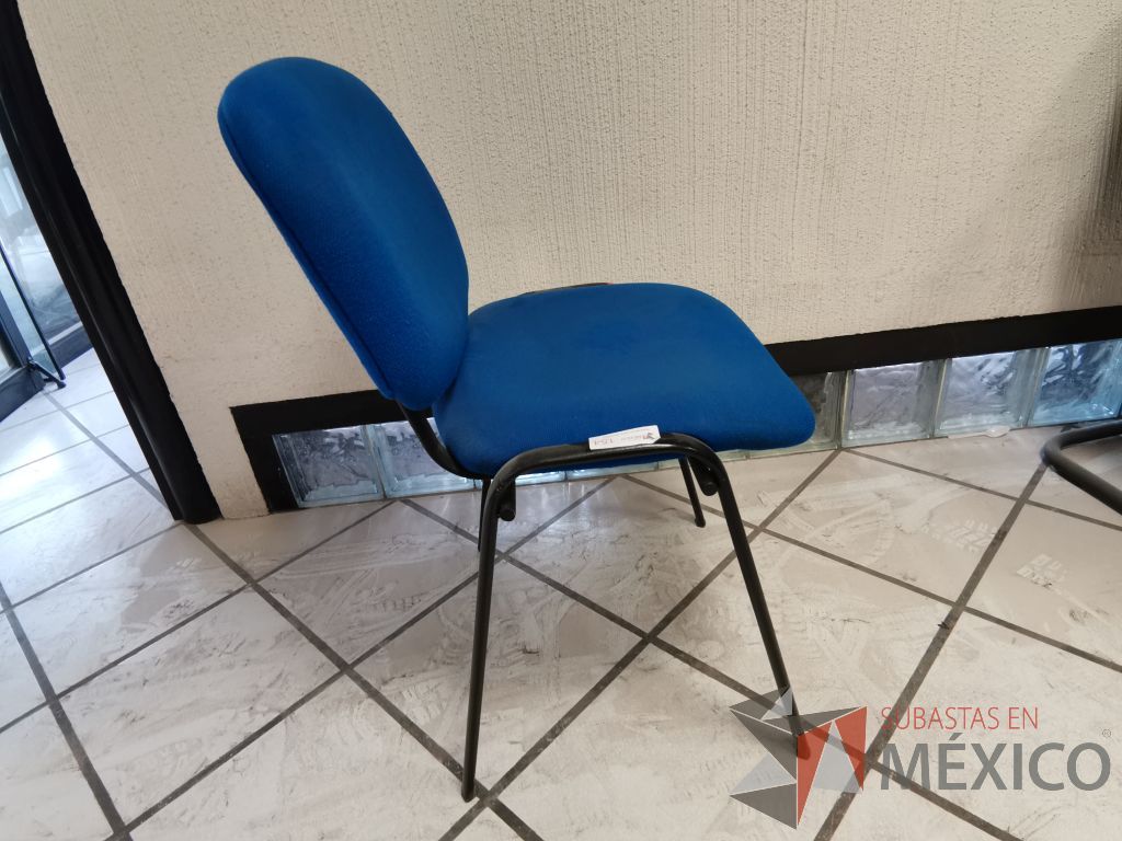 Lote 089 - 2 Silla de visita con asiento y respaldo en tela color azul - Imagen 2