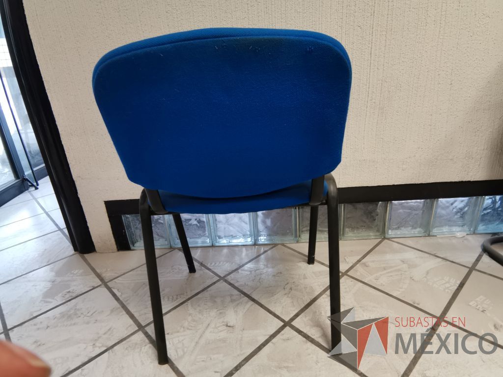 Lote 089 - 2 Silla de visita con asiento y respaldo en tela color azul - Imagen 3