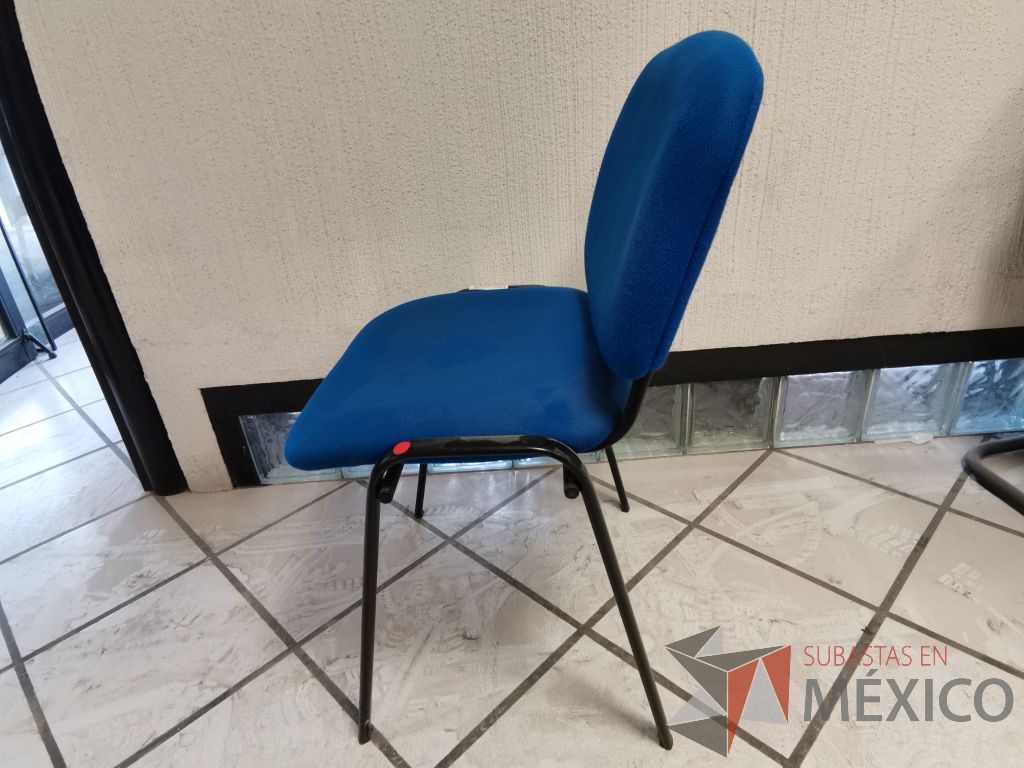 Lote 089 - 2 Silla de visita con asiento y respaldo en tela color azul - Imagen 4