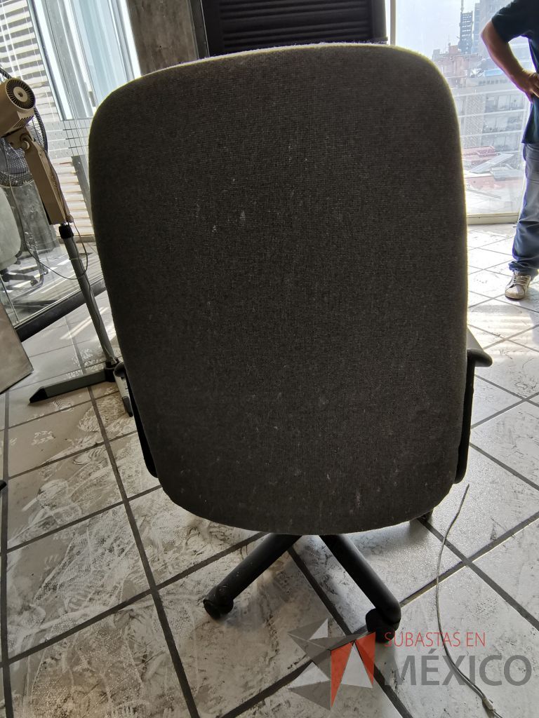 Lote 155 - Silla operativa con asiento y respaldo en tela color gris, descanzabrasos fijo - Imagen 3