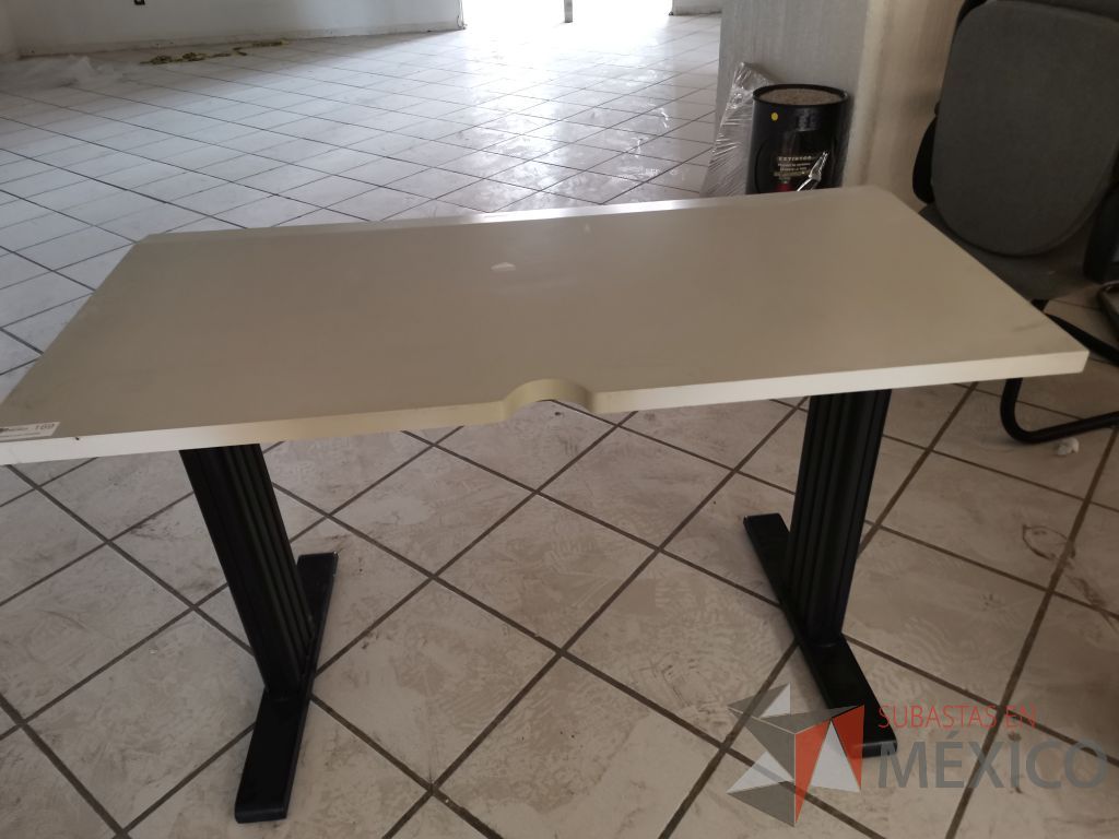 Lote 054 - 3 Escritorios con estructura metálica negra y cubierta color gris