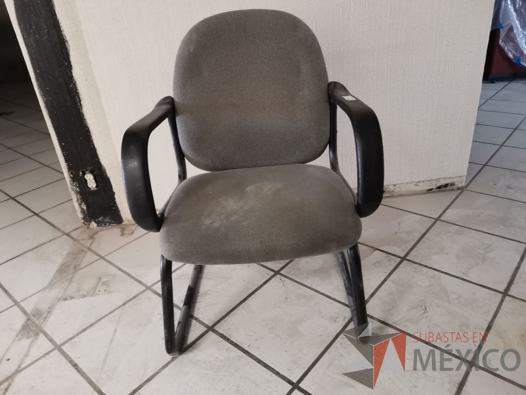 Lote 166 - 12 Sillas de visita con asiento y respaldo en tela gris