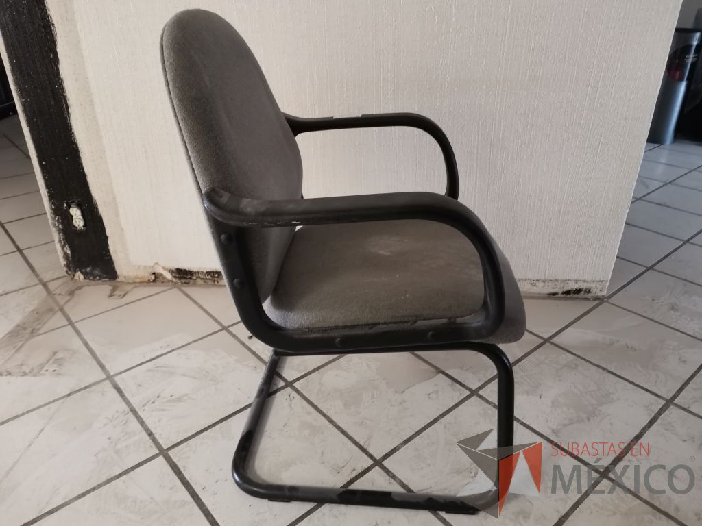 Lote 166 - 12 Sillas de visita con asiento y respaldo en tela gris - Imagen 4