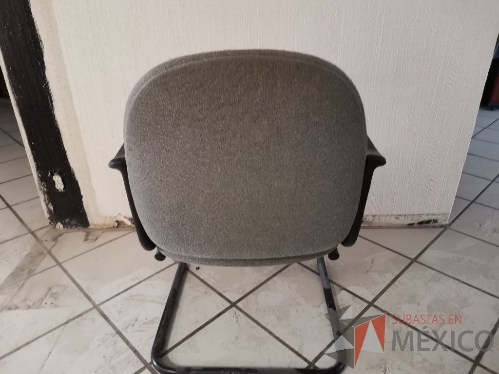 Lote 166 - 12 Sillas de visita con asiento y respaldo en tela gris - Imagen 3