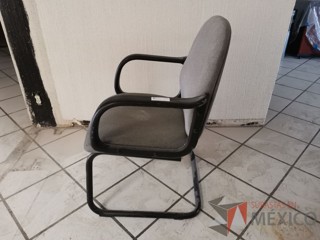 Lote 166 - 12 Sillas de visita con asiento y respaldo en tela gris - Imagen 2