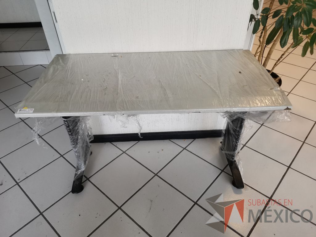 Lote 163 - Escritorio con estructura metálica negra y cubierta color gris