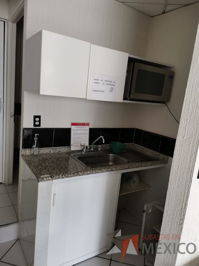 Lote 164 - Cocineta con tarja, dos puertas corredizas y gaveta empotrada con dos puertas y un espacio para microondas - Imagen 2