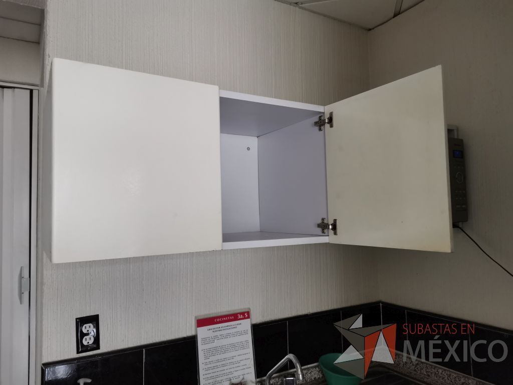 Lote 164 - Cocineta con tarja, dos puertas corredizas y gaveta empotrada con dos puertas y un espacio para microondas - Imagen 5