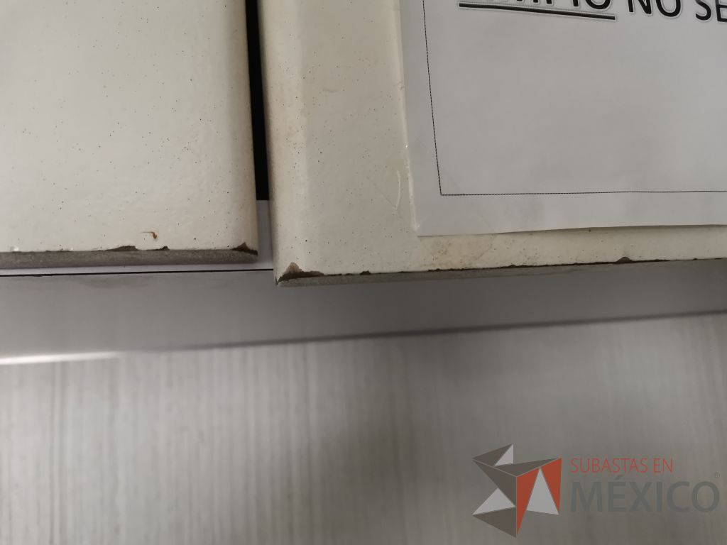 Lote 164 - Cocineta con tarja, dos puertas corredizas y gaveta empotrada con dos puertas y un espacio para microondas - Imagen 6