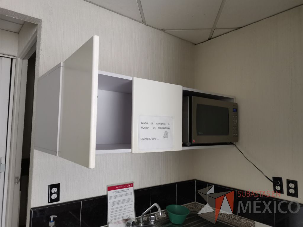 Lote 164 - Cocineta con tarja, dos puertas corredizas y gaveta empotrada con dos puertas y un espacio para microondas - Imagen 7