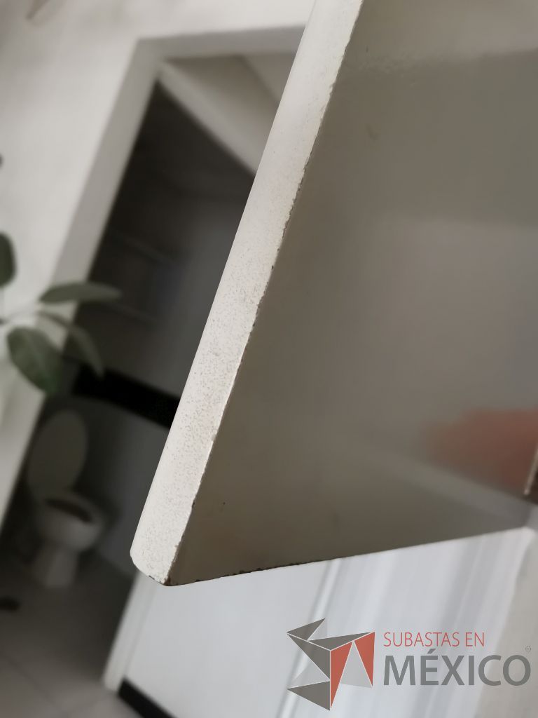 Lote 164 - Cocineta con tarja, dos puertas corredizas y gaveta empotrada con dos puertas y un espacio para microondas - Imagen 8