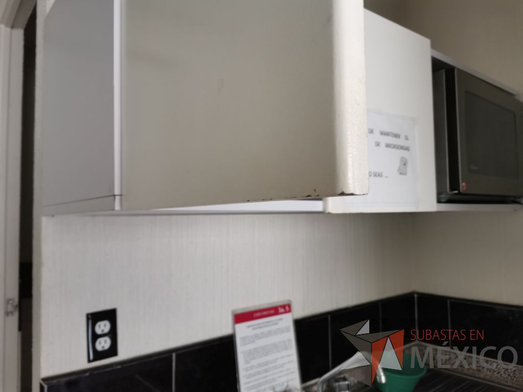 Lote 164 - Cocineta con tarja, dos puertas corredizas y gaveta empotrada con dos puertas y un espacio para microondas - Imagen 9