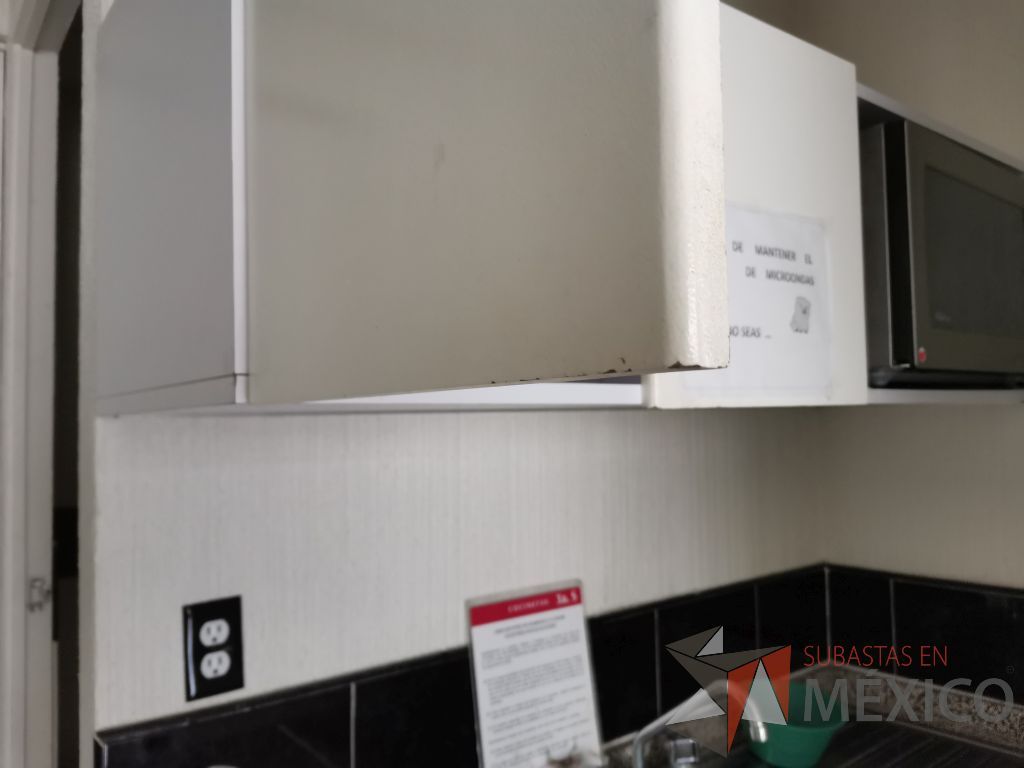 Lote 164 - Cocineta con tarja, dos puertas corredizas y gaveta empotrada con dos puertas y un espacio para microondas - Imagen 10