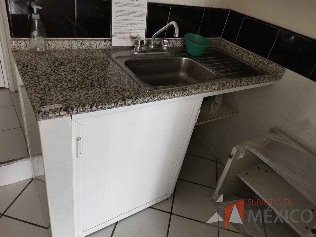 Lote 164 - Cocineta con tarja, dos puertas corredizas y gaveta empotrada con dos puertas y un espacio para microondas