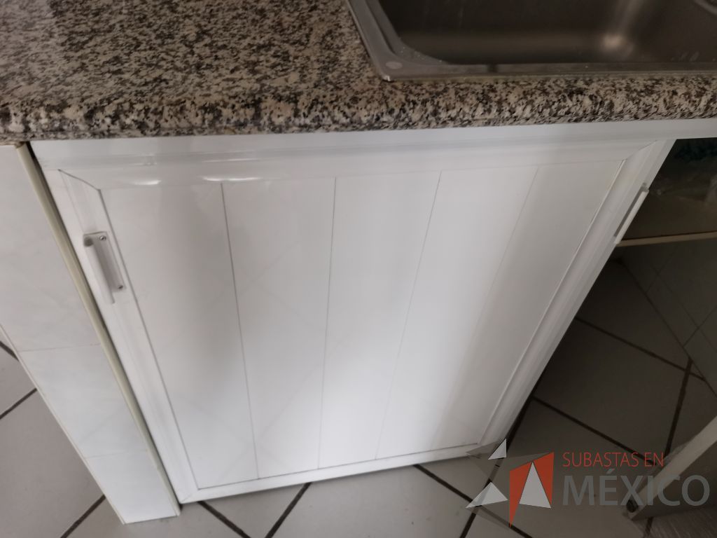 Lote 164 - Cocineta con tarja, dos puertas corredizas y gaveta empotrada con dos puertas y un espacio para microondas - Imagen 11