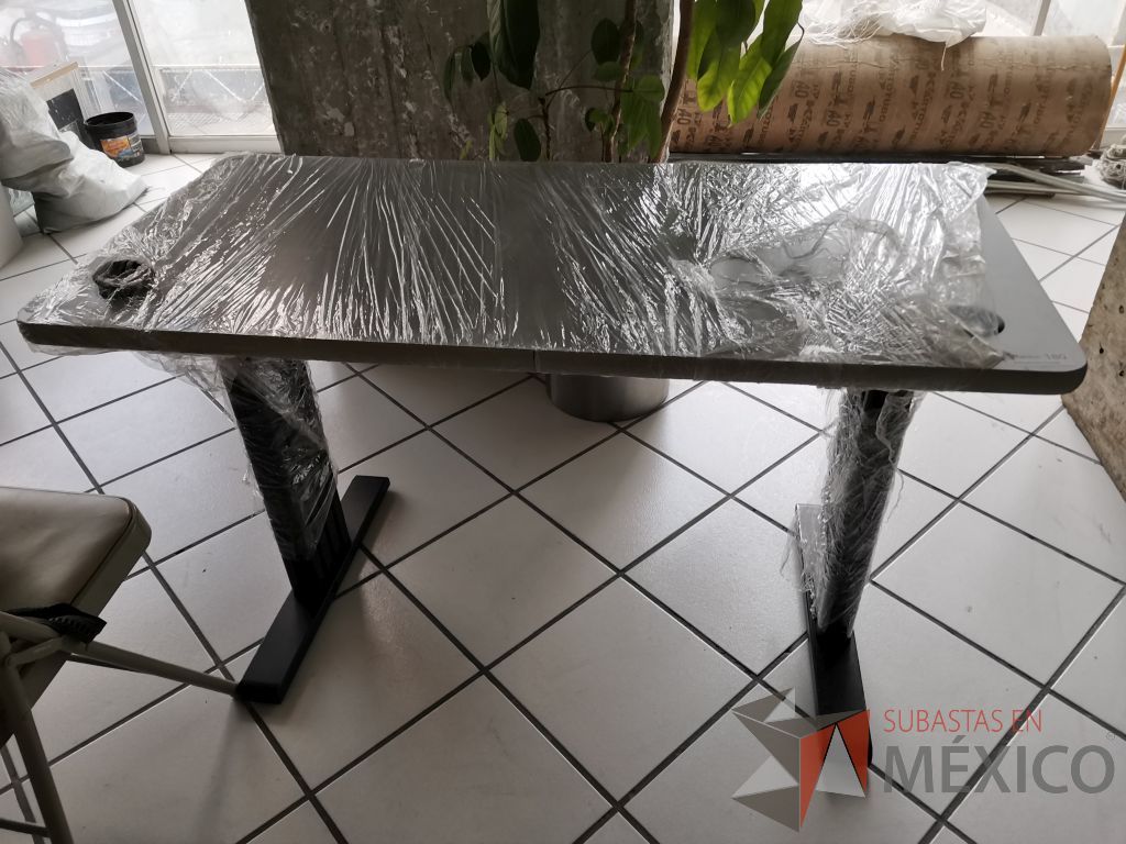Lote 165 - Escritorio con estructura metálica color negro y cubierta color gris con orificios recubiertos para cables