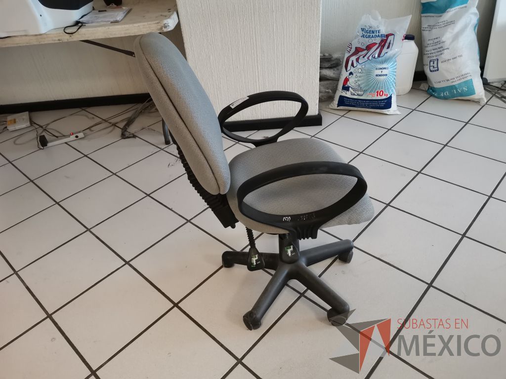 Lote 032 - Silla secretarial con ruedas, descanzabrasos fijo, asiento y respaldo en tela color gris - Imagen 2