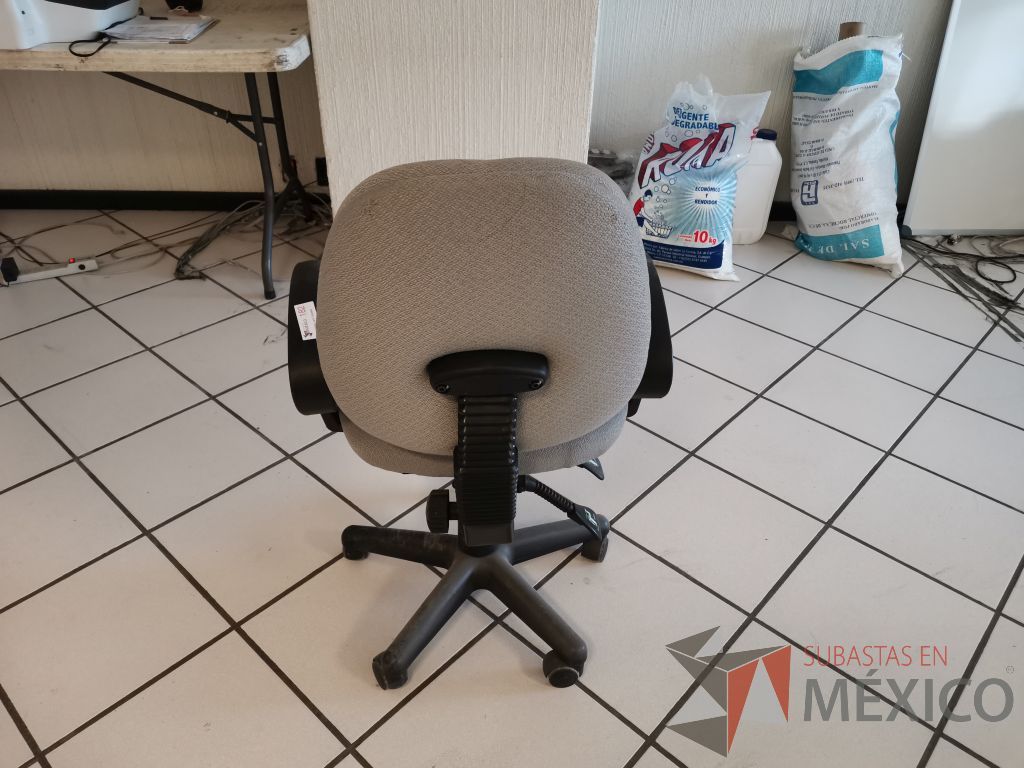 Lote 032 - Silla secretarial con ruedas, descanzabrasos fijo, asiento y respaldo en tela color gris - Imagen 3
