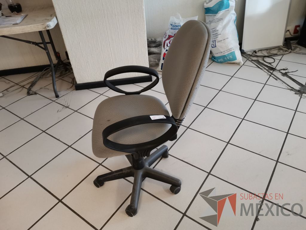 Lote 032 - Silla secretarial con ruedas, descanzabrasos fijo, asiento y respaldo en tela color gris - Imagen 4