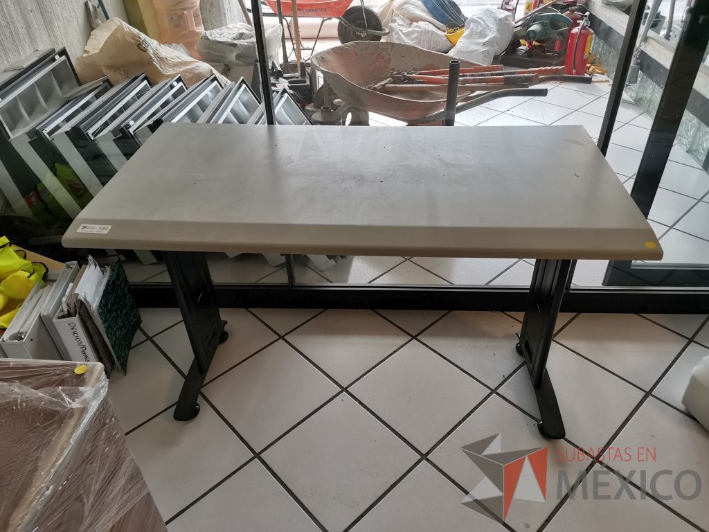 Lote 167 - Escritorio con estructura metalizado color negro y cubierta color gris