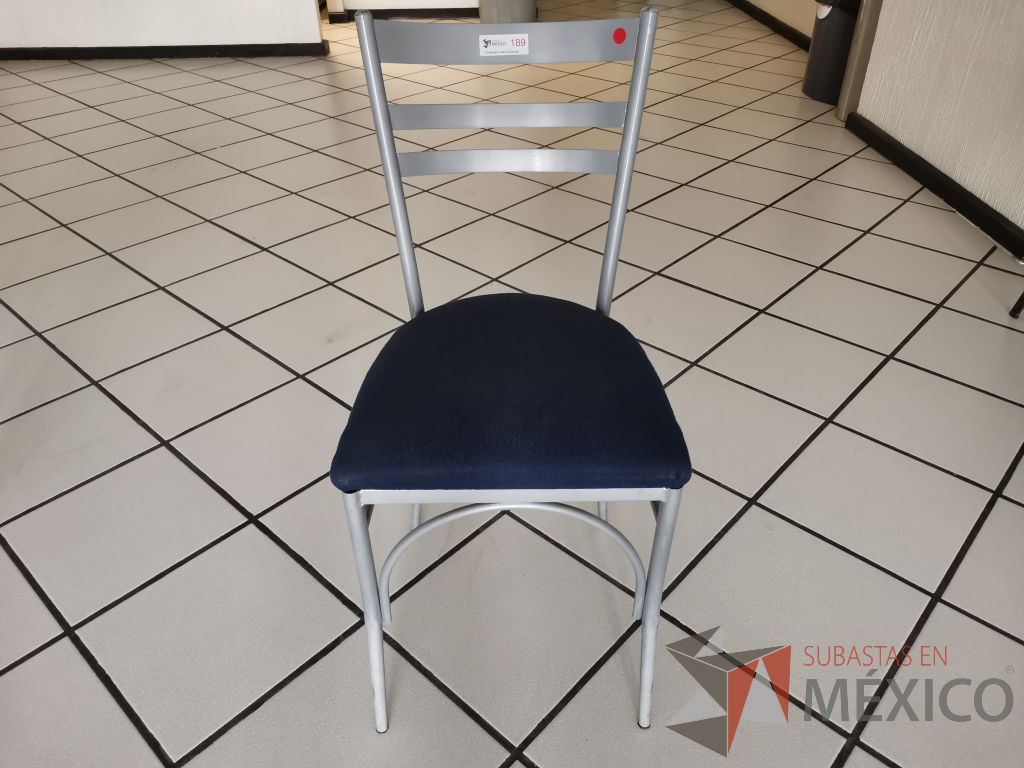 Lote 109 - 12 Sillas de comedor con estructura metálica color gris y asiento en tela azul - Imagen 2