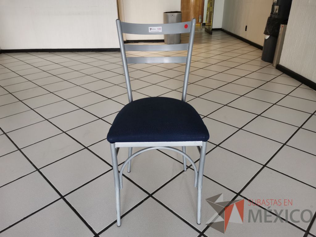 Lote 109 - 12 Sillas de comedor con estructura metálica color gris y asiento en tela azul