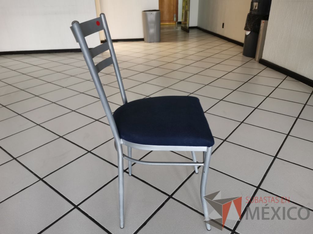 Lote 109 - 12 Sillas de comedor con estructura metálica color gris y asiento en tela azul - Imagen 3